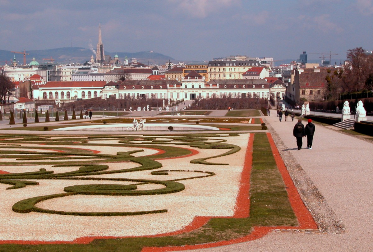 Wien am 21. Mrz 2009: Unteres Belvedere. Dahinter sieht man einen Teil des 1. Bezirks mit dem Stephansdom. Ganz im Hintergrund erheben sich der Kahlenberg und der Leopoldsberg.