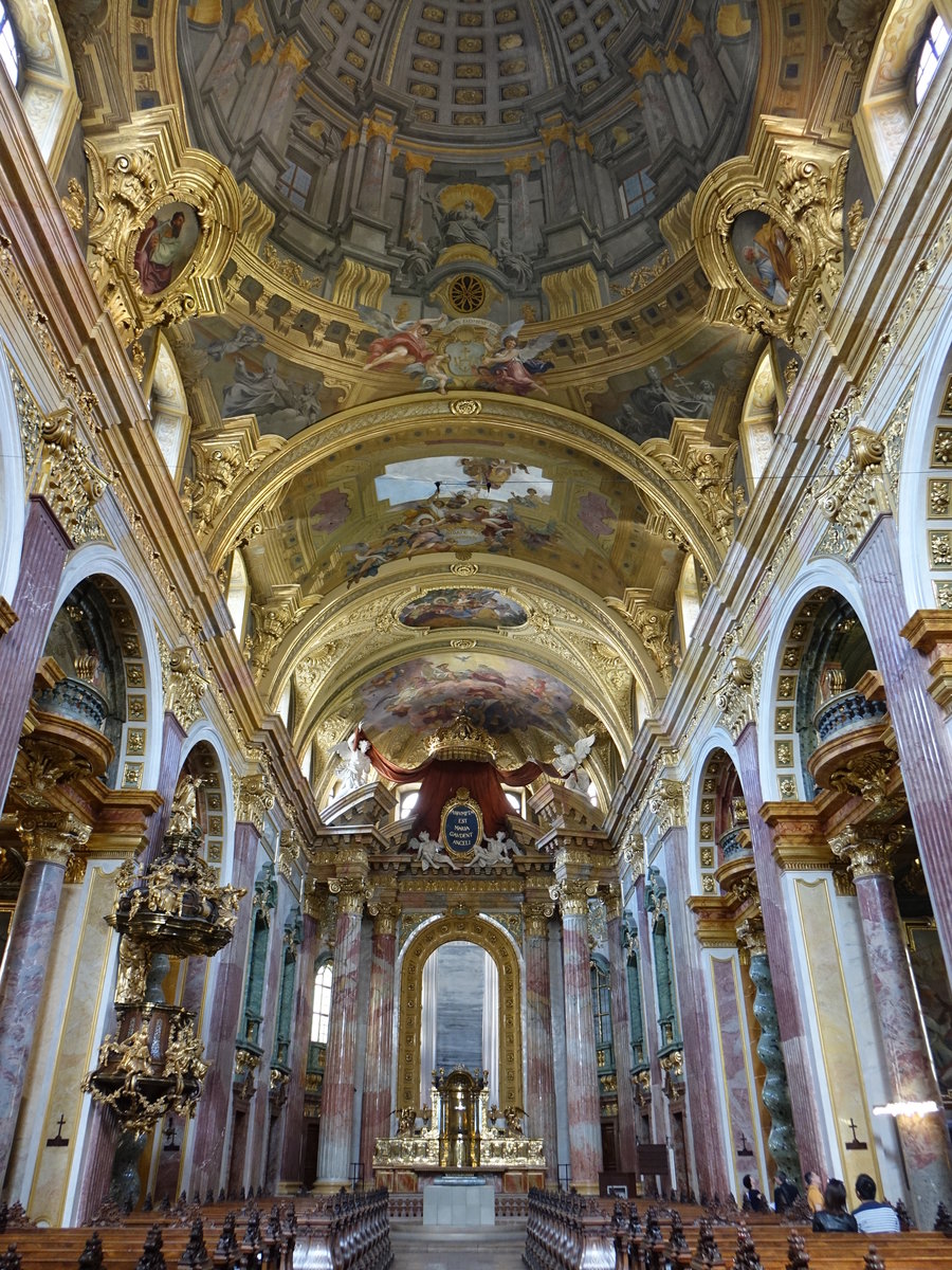 Wien, barocker Innenraum der Jesuitenkirche St. Ignatius, Hochaltar von Andrea Pozzo, Fresken von Johann Peter Krafft (20.04.2019)