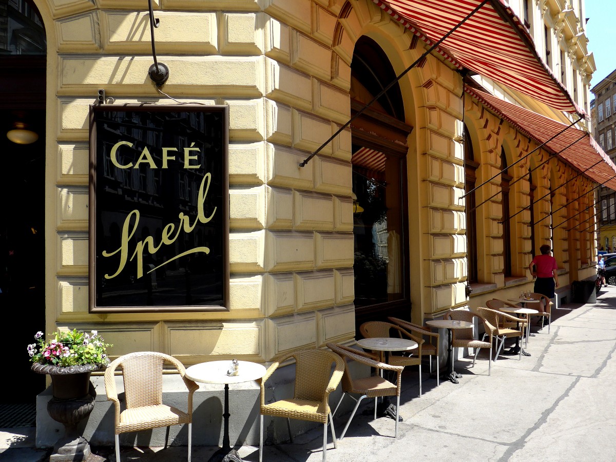 Wien, Café Sperl in der Gumpendorfer Straße am Mittag des 11. Juni 2014.