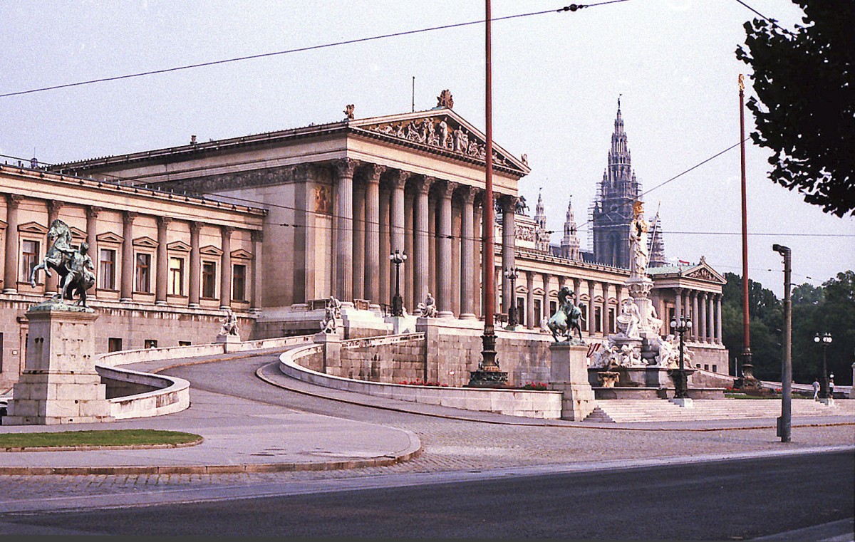Wien - Das Parlamentsgebude an der Wiener Ringstrae. Aufnahme: Juli 1984 (digitalisiertes Negativfoto).