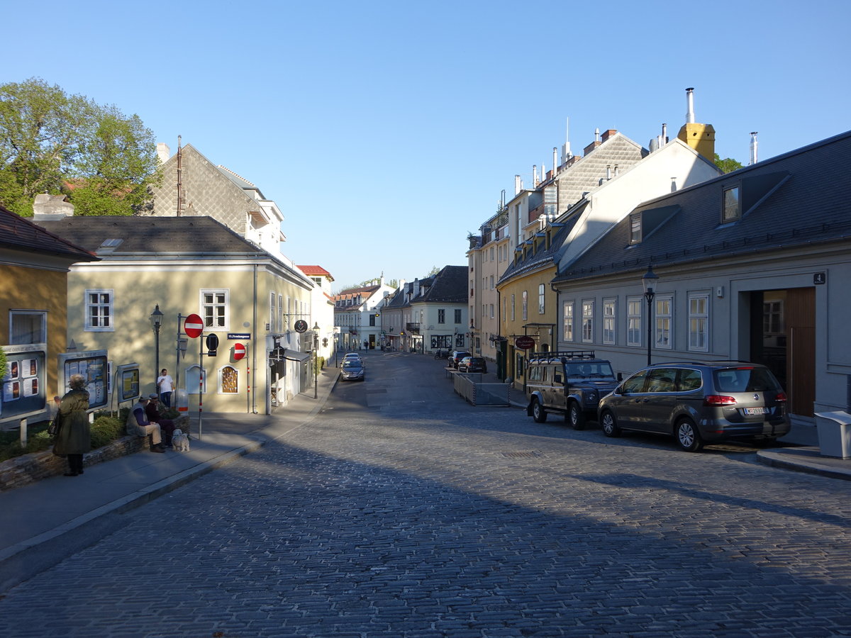 Wien, Gebude in der Hietzinger Hauptstrae im Bezirk Ober St. Veit (19.04.2019)