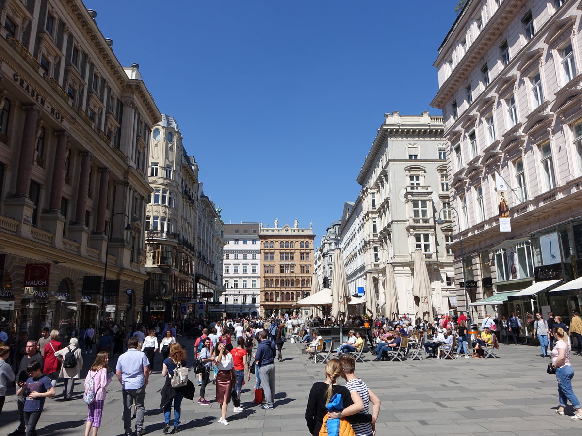 Wien, Geschftshuser in der Einkaufsstrae Graben (20.04.2019)