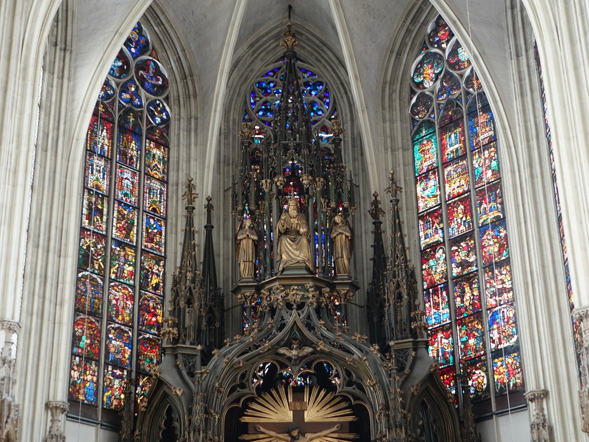 Wien, hohe Chorfenster und Aufsatz des Hochaltars in der Kirche Maria am Gestade (20.04.2019)