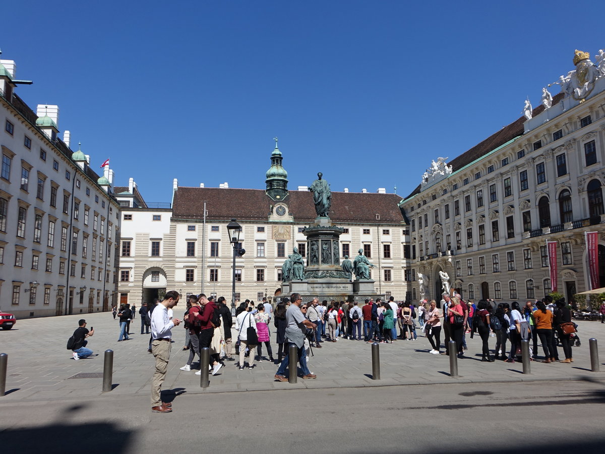 Wien, Innerer Burgplatz der Hofburg, Amalienburg mit dem davorstehenden Denkmal fr Kaiser Franz I. (20.04.2019)