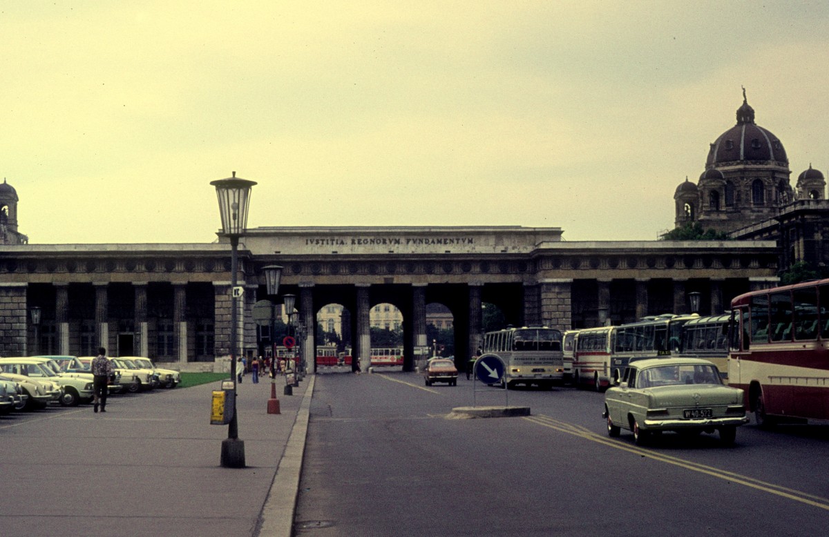 Wien im Juli 1975: usseres Burgtor vom Heldenplatz gesehen. An der dem Heldenplatz zugewandten Front des Torgebudes gibt es die Inschrift  Iustitia regnorum fundamentum  (: Die Gerechtigkeit ist das Fundament der kaiserlichen / kniglichen / hchsten Macht). Diesen Wahlspruch hatte der Kaiser Franz der Erste.