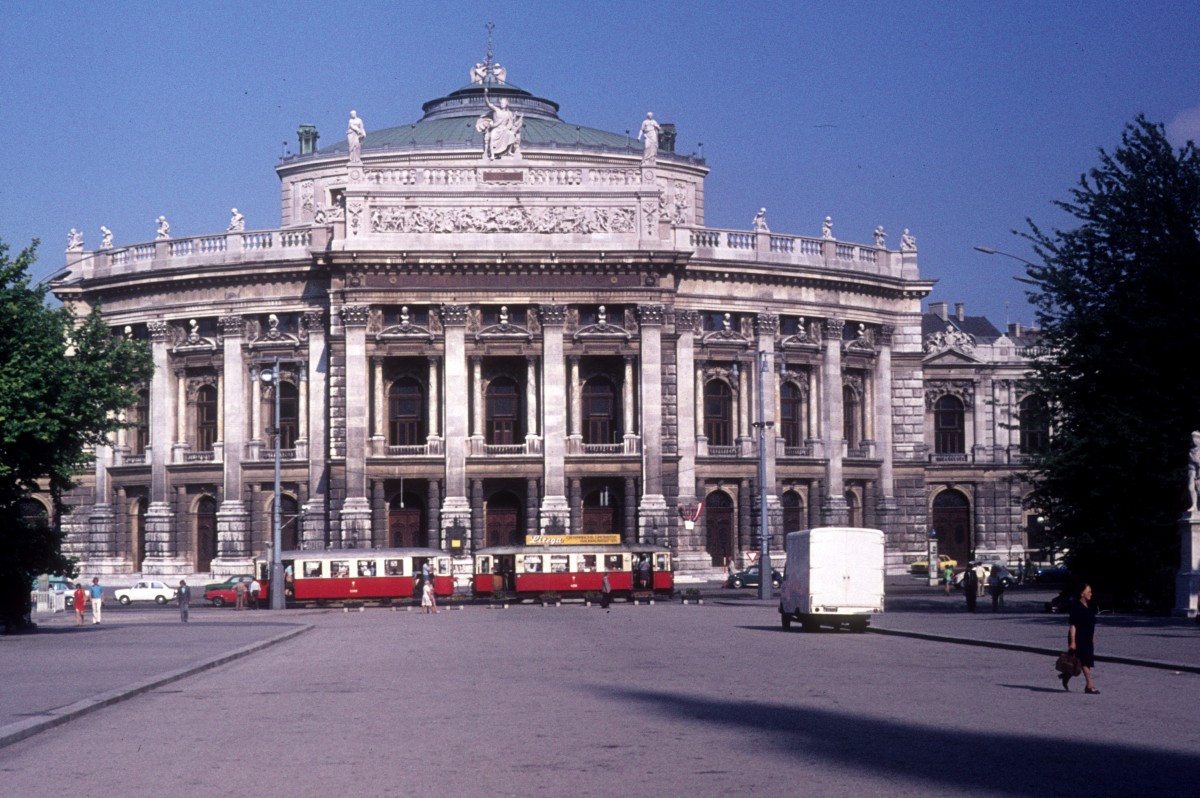 Wien im Juli 1975: Das Burgtheater.