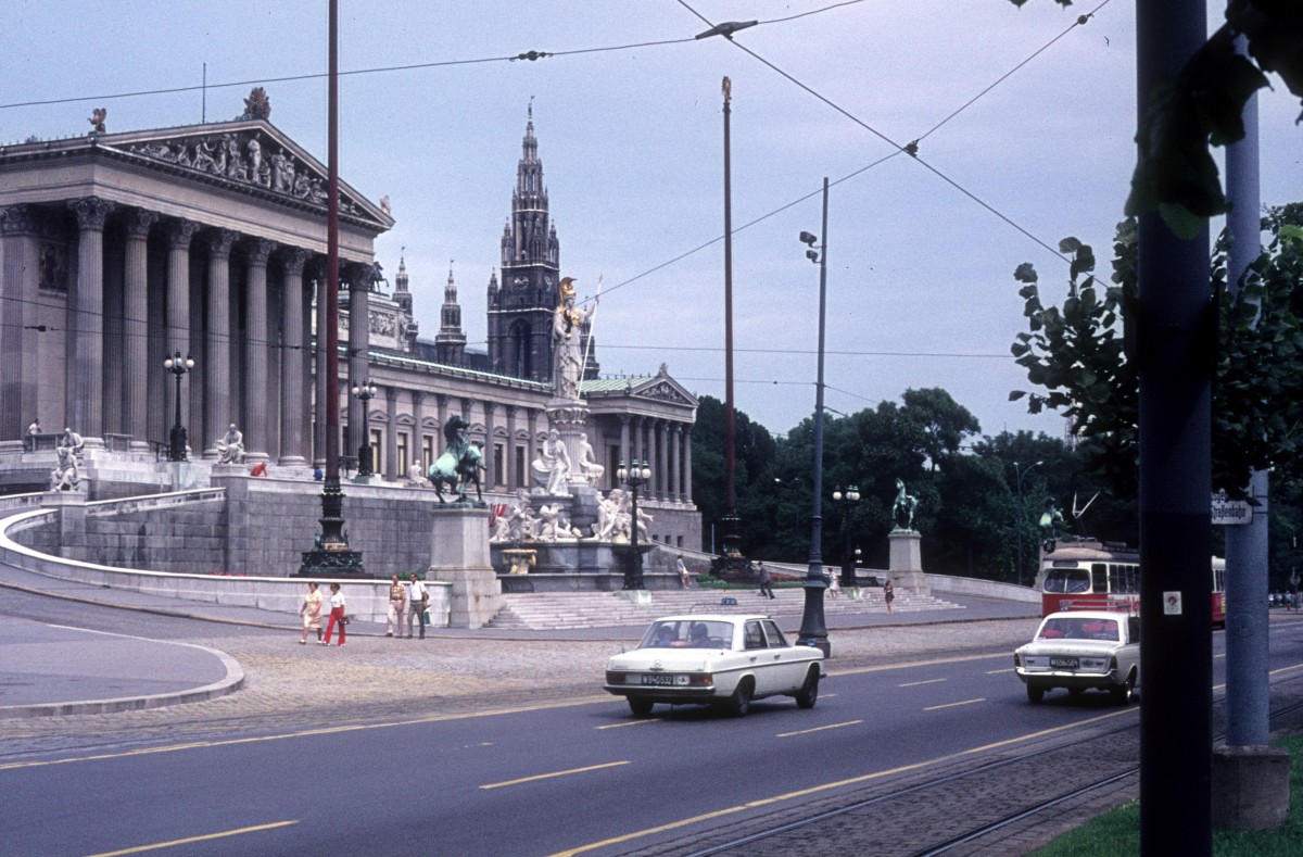 Wien im Juli 1975: Links das Parlament, im Hintergrund das Rathaus und im Vordergrund Dr-Karl-Renner-Ring.