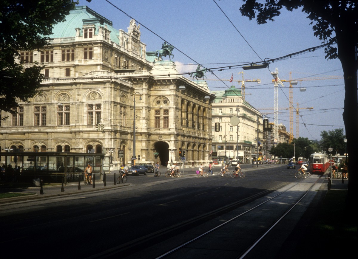 Wien im Juli 1992: Opernring und Staatsoper.