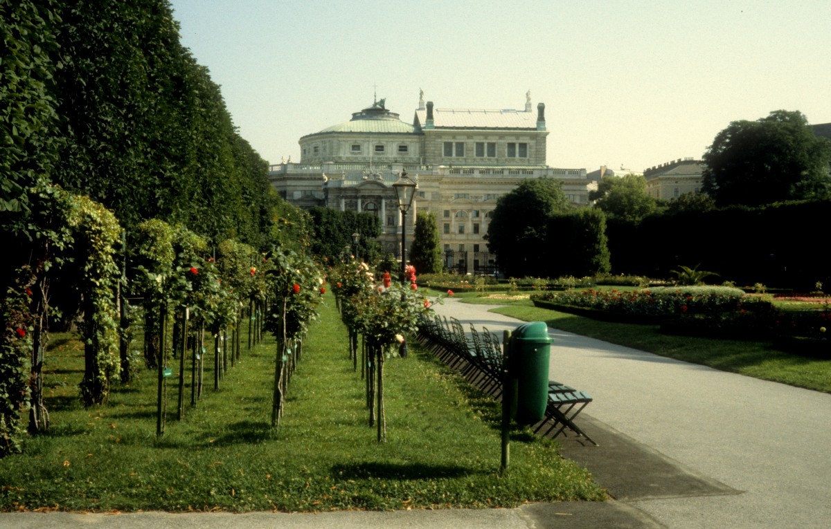 Wien im Juli 1992: Volksgarten und (im Hintergrund)  die Burg , das Wiener Burgtheater.