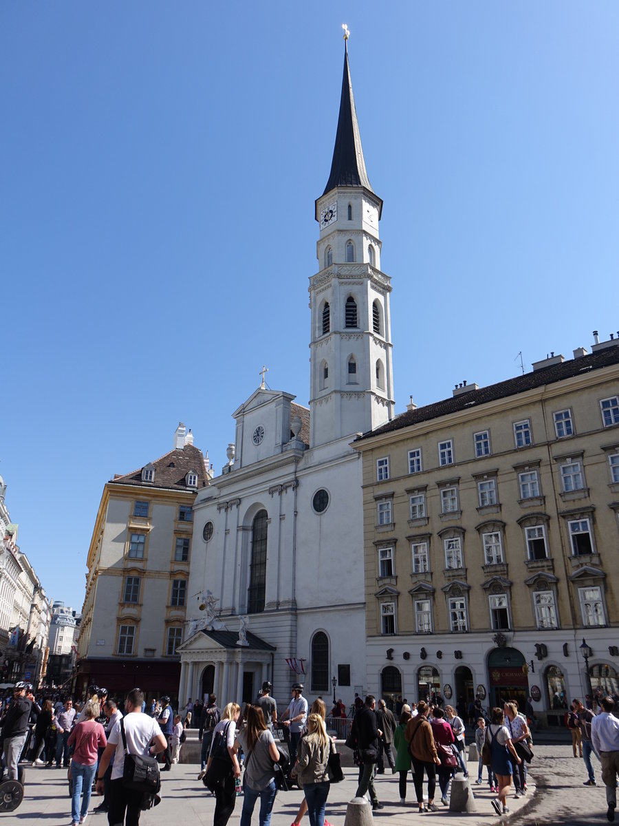 Wien, Michaelerkirche, rmisch-katholische Pfarrkirche am Michaelerplatz im 1. Wiener Gemeindebezirk, von 1219 bis 1221 durch den Babenberger Herzog Leopold VI. errichtet (20.04.2019)