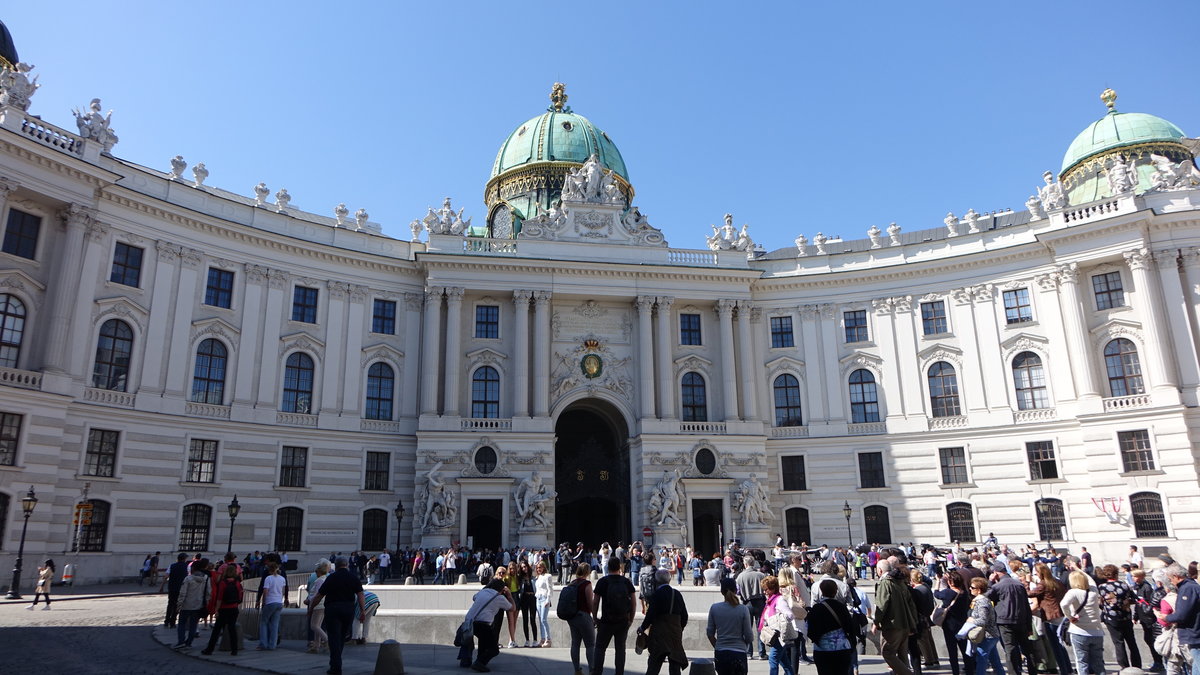 Wien, Michaelertrakt der Hofburg am Michaelerplatz, erbaut von 1889 bis 1893 von Ferdinand Kirschner (20.04.2019)