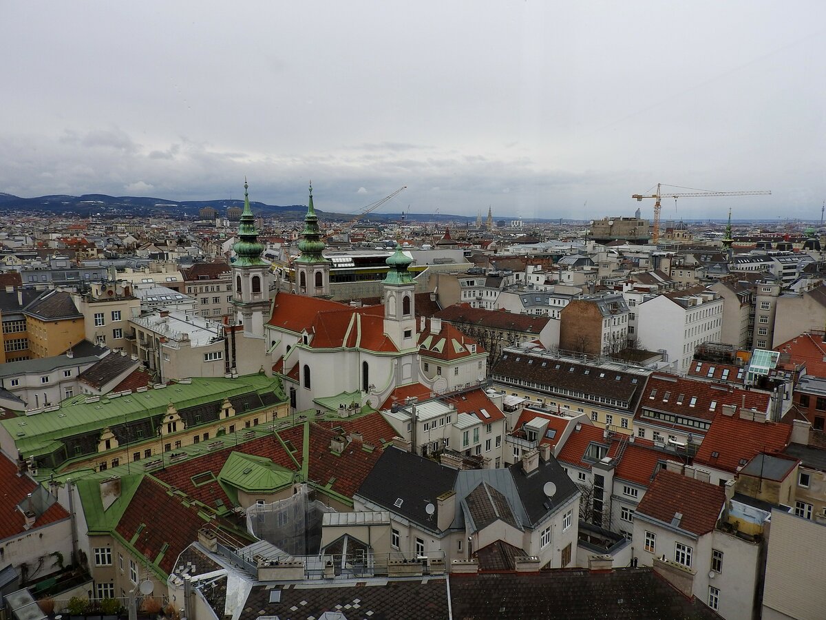 WIEN von oben, bzw. von der 56mtr. hohen Terrasse des ehem. Feuerleitturmes (nun Haus des Meeres) ber die Dcher der Maria-Hilf Kirche, ehem. Geschtzturm,bis zur im Hintergrund die goldene Kugel vom Heizwerk Spittelau; 230203