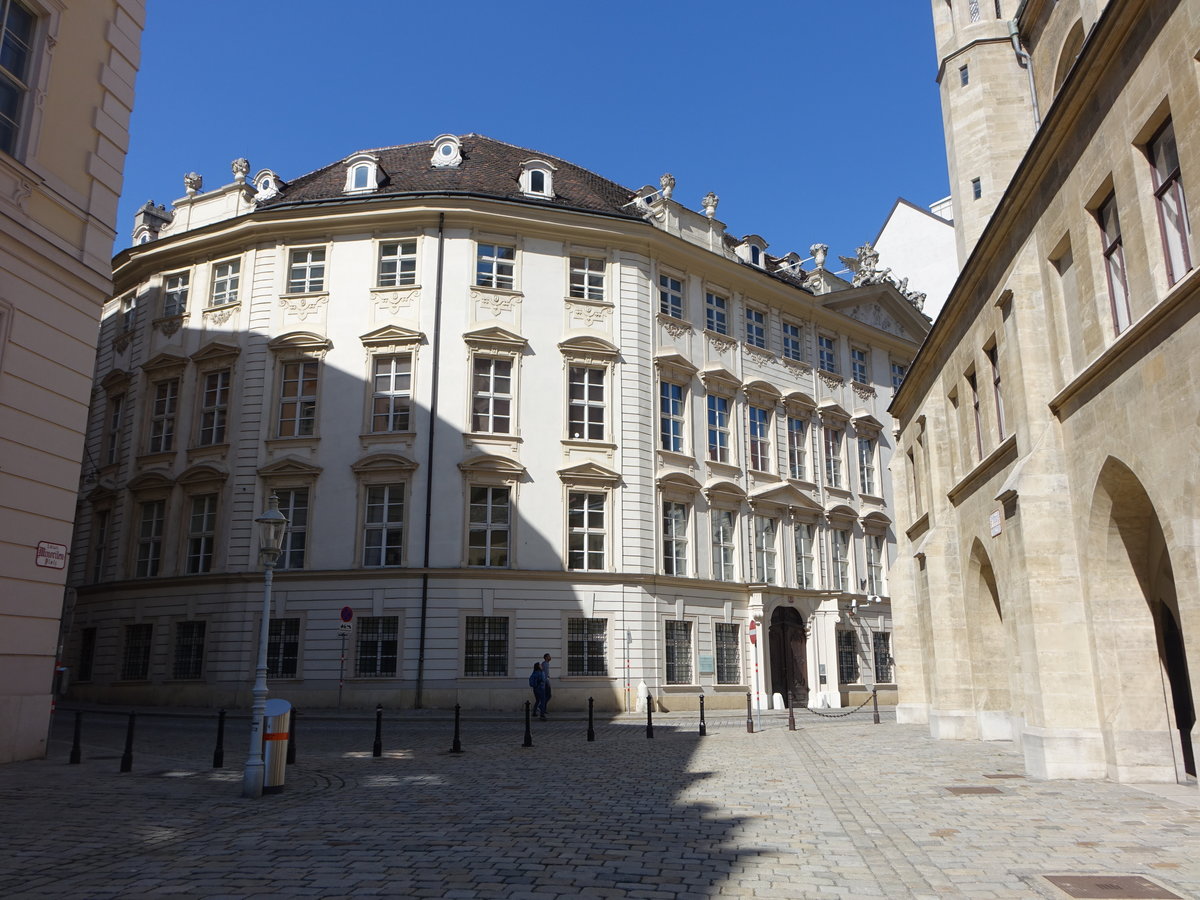 Wien, Palais Dietrichstein am Minoritenplatz, erbaut 1755 durch Franz Hillebrand (20.04.2019)