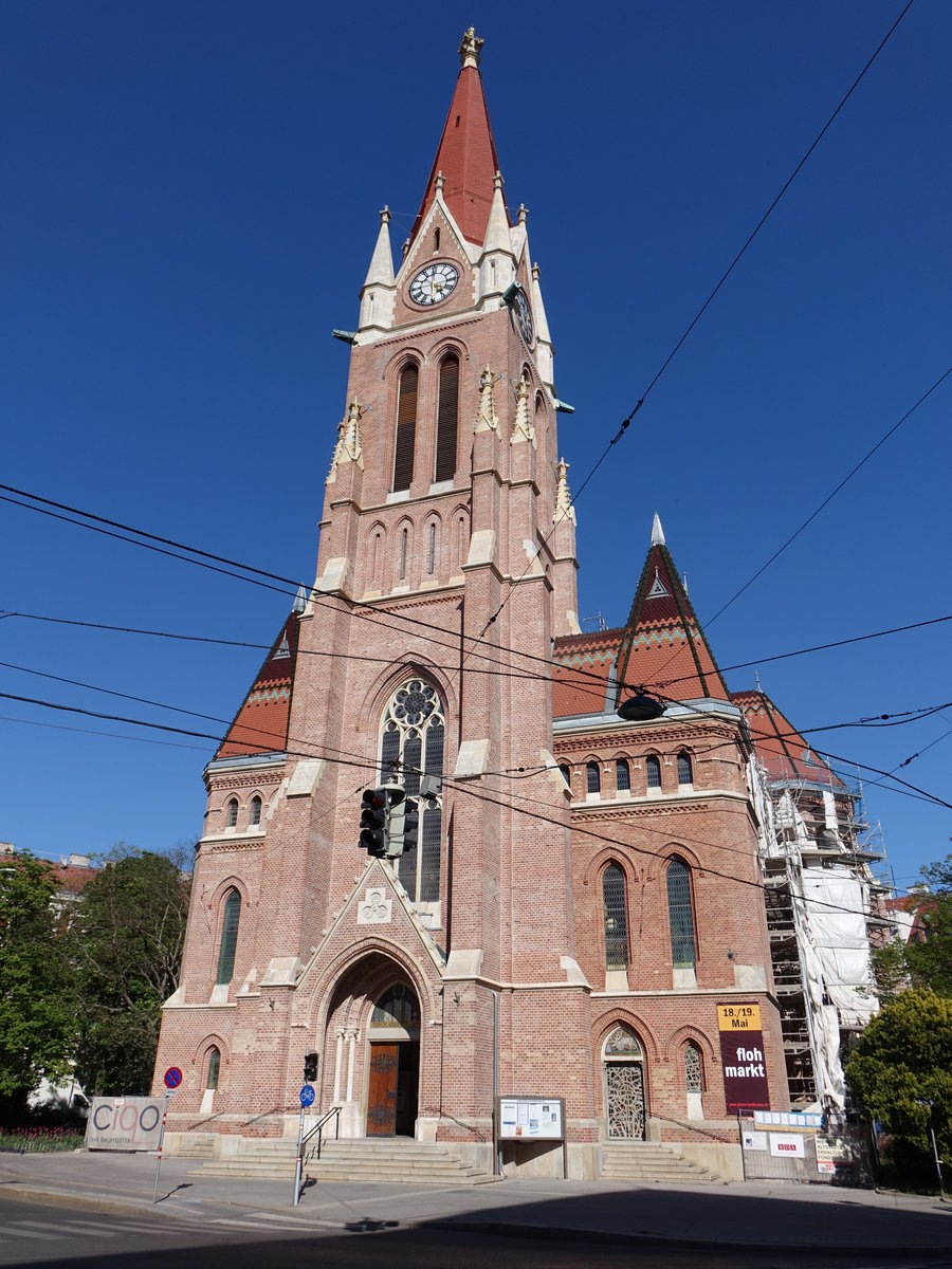 Wien, Pfarrkirche St. Laurentius, 14. Wiener Gemeindebezirk Penzing, neugotisch erbaut von 1896 bis 1898 nach Plnen des Breitenseer Baumeisters Ludwig Zatzka (21.04.2019)