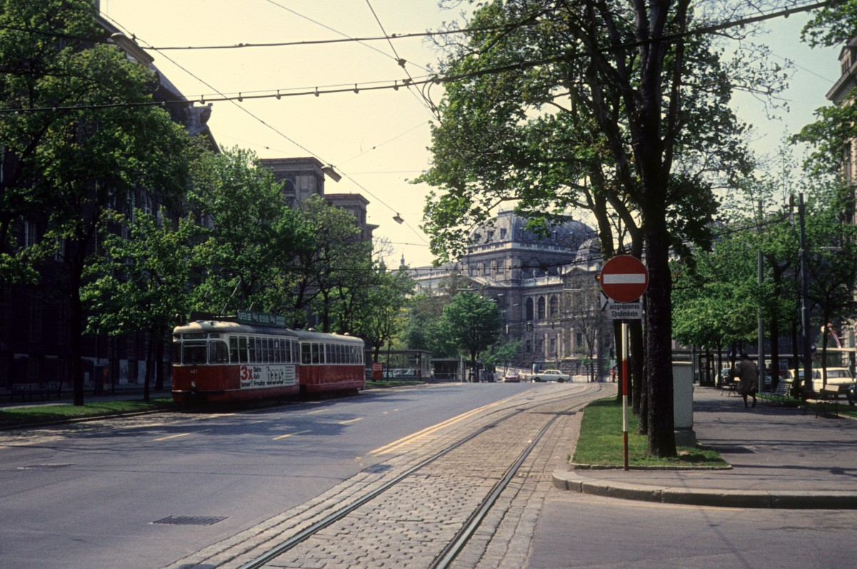 Wien Schottenring am 2. Mai 1976. - Im Hintergrund sieht man die Universitt am Dr.-Karl-Lueger-Ring.- Seit dem 5. Juni 2012 heisst Dr.-Karl-Lueger-Ring Universttsring.