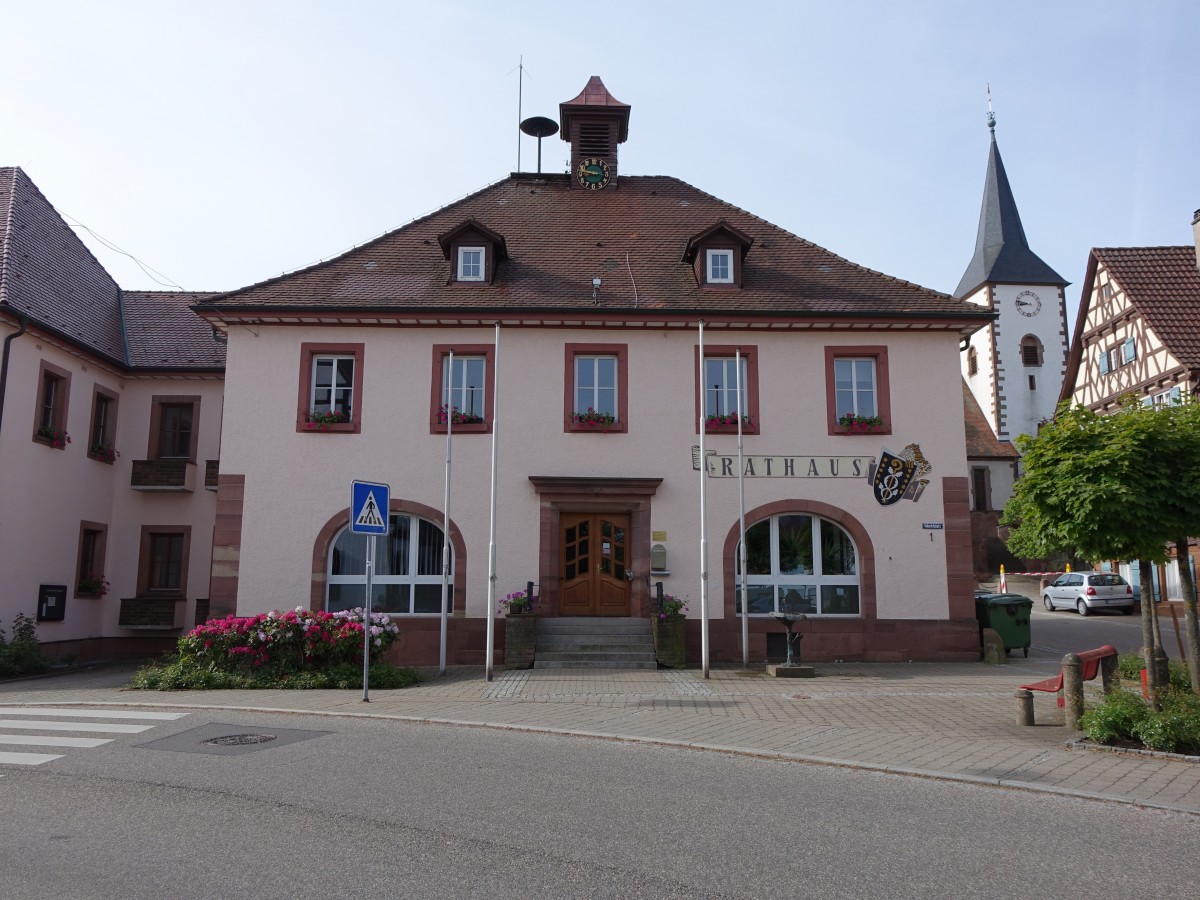 Wiernsheim, Rathaus und Ev. Kirche am Marktplatz (31.05.2015)