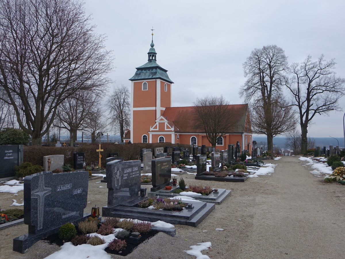 Wiesau, Pfarrkirche Hl. Kreuz, verputzter Massivbau mit Satteldach, erbaut von 1657 bis 1661, Chorturm von 1668, Langhaus erweitert 1700, Seitenkapellen erbaut von 1734 bis 1738 durch Johann Georg Hring (18.02.2017)