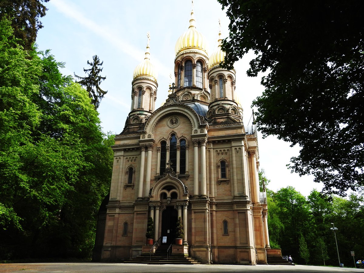 WIESBADEN-RUSSISCH-ORTHODOXE KIRCHE DER HEILIGEN ELISABETH AUF DEM NEROBERG
Ein beeindruckendes und mit den vergoldeten Kuppeln wunderschnes Bauwerk im Wald auf dem NEROBERG,
die 1847-55 von HERZOG ADOLF VON NASSAU anlsslich des viel zu frhen Todes seiner erst
18-jhrigen Gemahlin PRINZESSIN JELISAWETA MICHAILOWNA,
Grofrstin von Russland und Herzogin von NASSAU errichtete Kirche...am 24.4.2018...