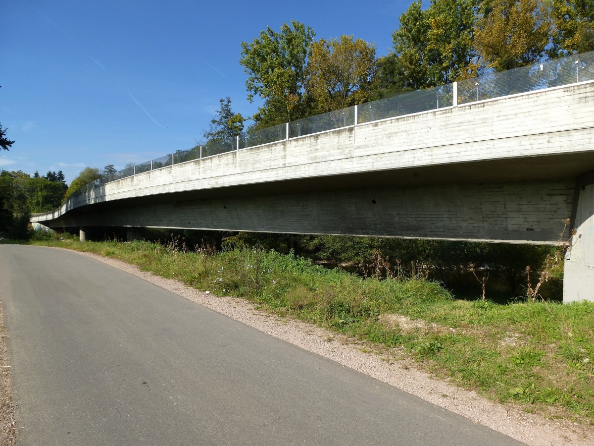 Wiesenbrücke, Teil der 2013 eingeweihten Zollfreien Straße zwischen Weil und Lörrach, befindet sich auf Schweizer Gebiet, Sept.2014
