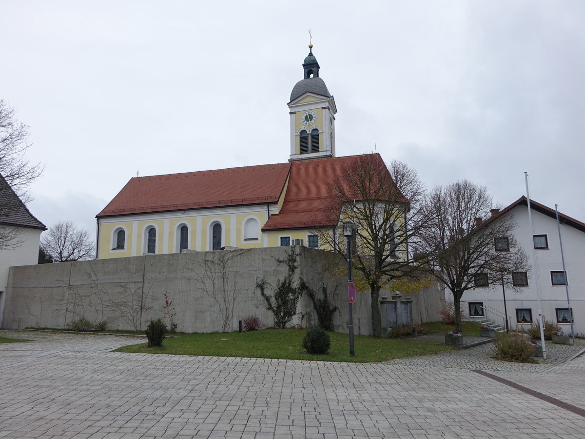 Wiesenfelden, Pfarrkirche Mariae Himmelfahrt, Chor im Kern spätgotisch, Langhausneubau nach 1760; Turm Ende 19. Jahrhundert (06.11.2017)