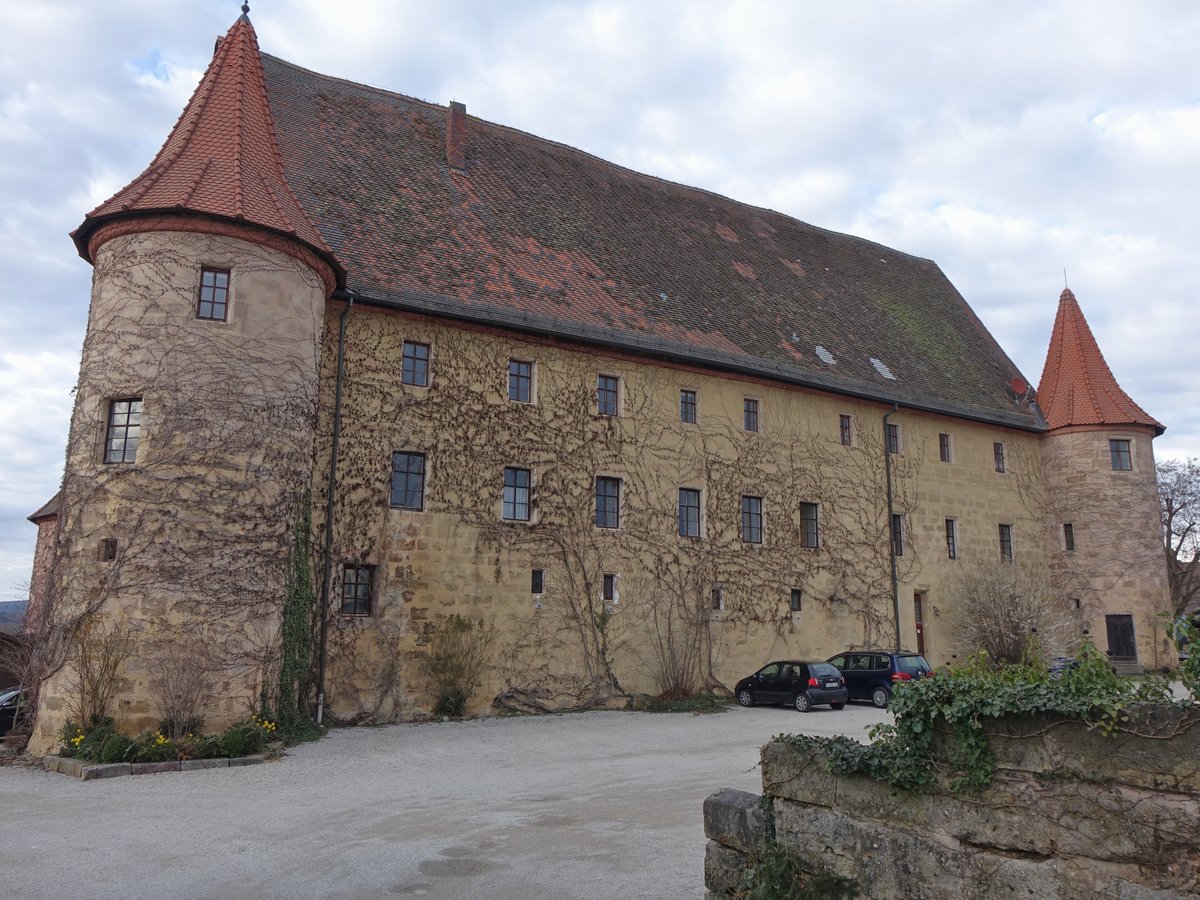 Wiesenthau, Renaissanceschloss, dreiflgelige Anlage mit vier Ecktrmen, erbaut im 16. Jahrhundert, heute Hotel (27.03.2016)