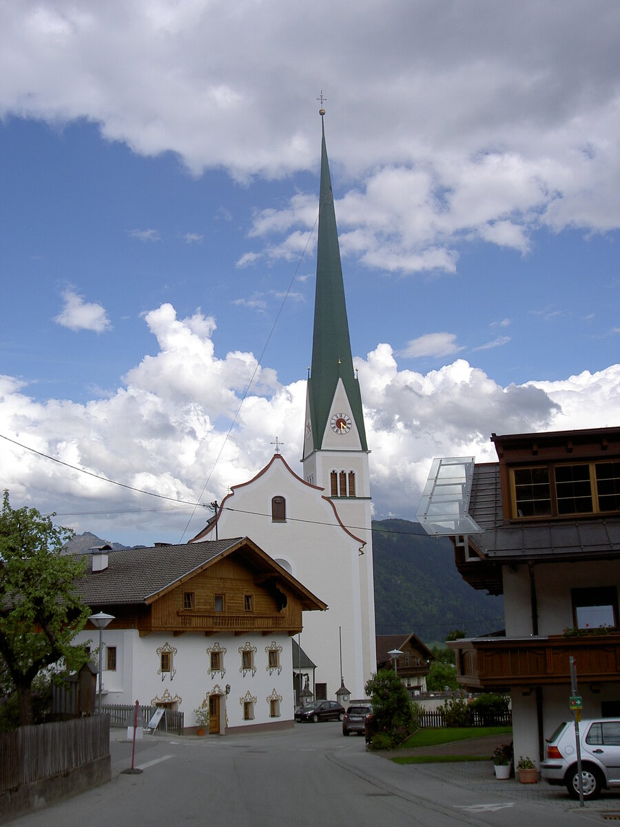 Wiesing, Pfarrkirche Hl. Martin und Nikolaus, gotischer Kirchturm von 1352, Langschiff neu erbaut von 1777 bis 1780 durch Thomas Saalbichler (09.05.2013)