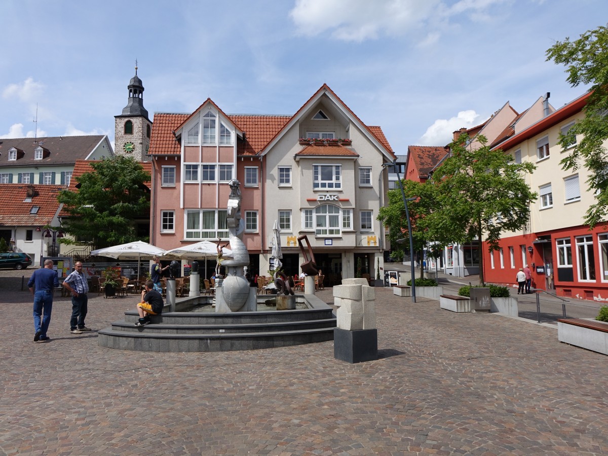 Wiesloch, Adenauerplatz mit Kirchturm der Ev. Stadtkirche (31.05.2015)