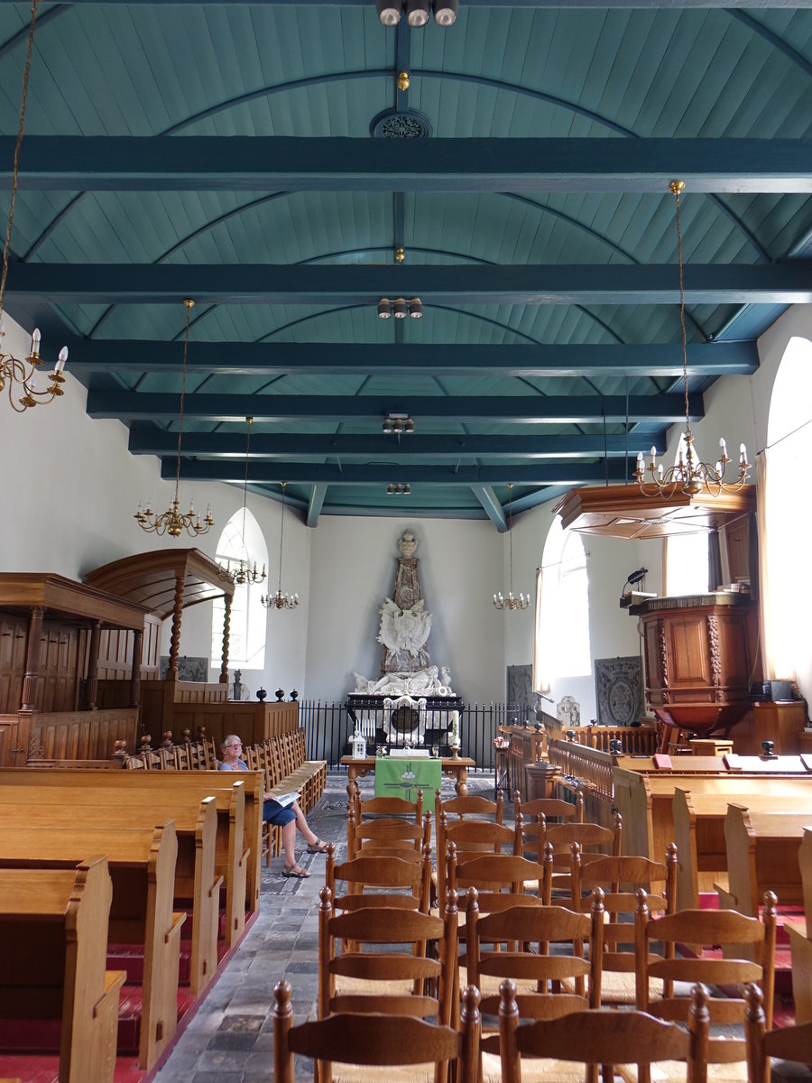Wijckel, Innenraum der gotischen niederl. Ref. Kirche mit Marmorprunkgrab des Menno von Coehoorn von 1704 (26.07.2017)