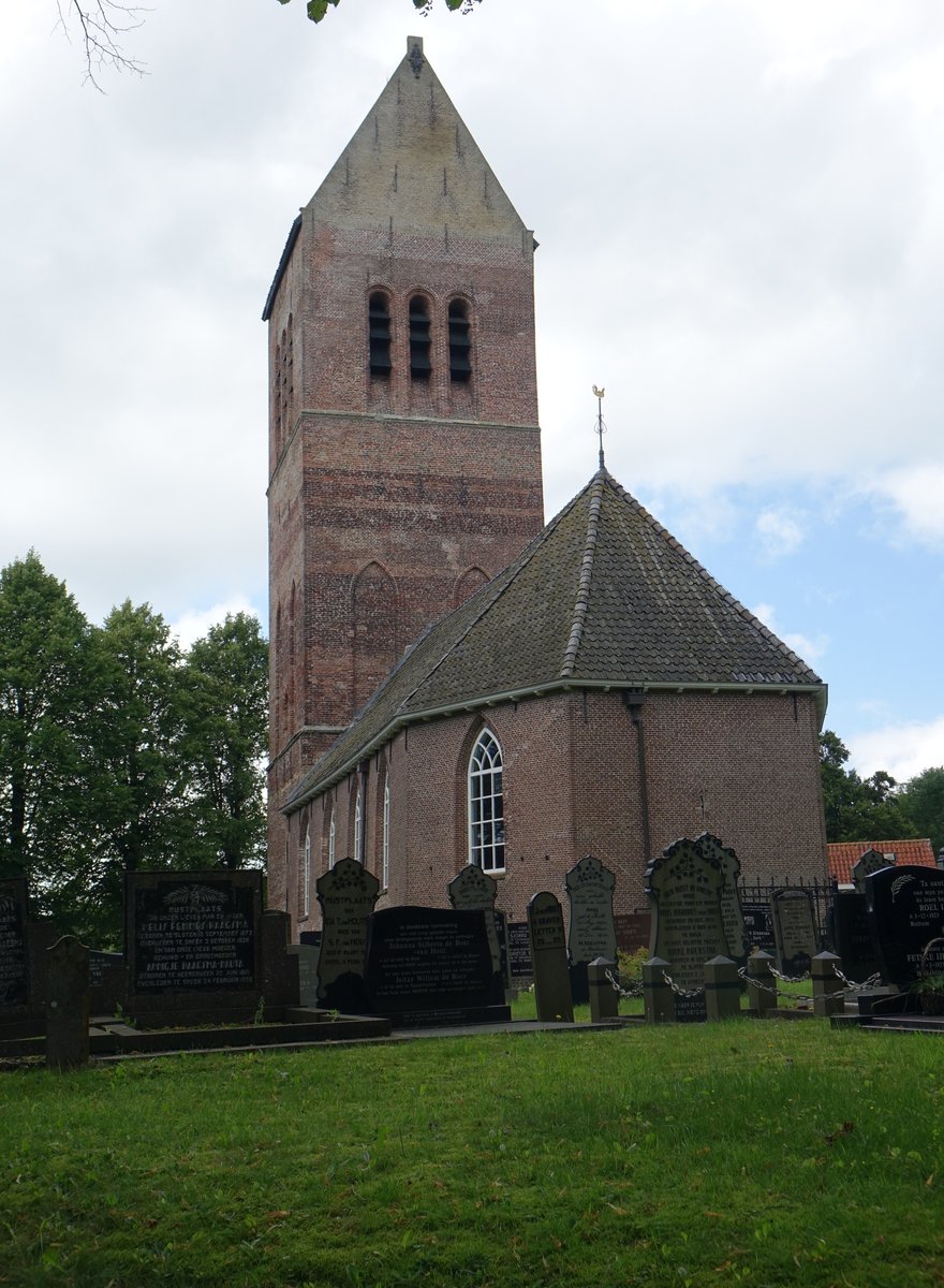 Wijckel, niederl. Ref. Kirche, erbaut von 1671 bis 1695, Satteldachturm aus dem 16. Jahrhundert (26.07.2017)