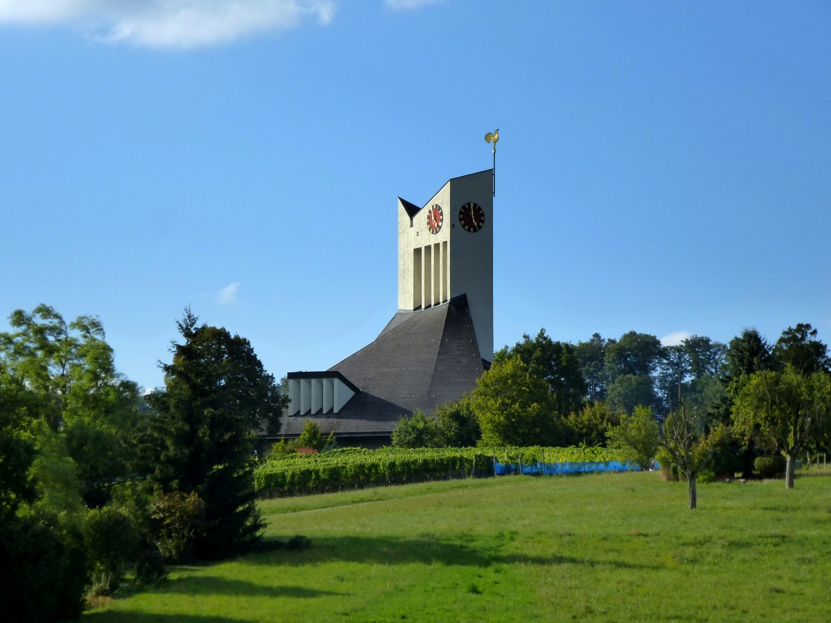 Wil, die 1975 erbaute Kirche, hoch ber dem Ort, Sept.2015 