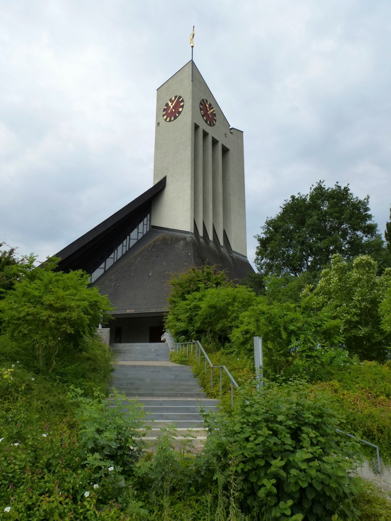 Wil, Aufgang zur hochgelegenen Kirche, ein Neubau von 1975, Juli 2013