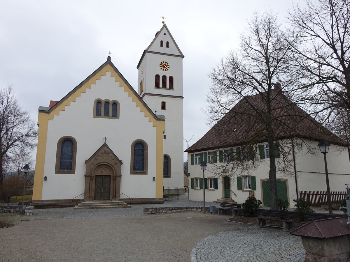 Wilburgstetten, kath. Pfarrkirche St. Margareta und Mesnerhaus am Bischof Rabeno Platz, gotische Chorturmkirche, Langhaus erbaut von 1778 bis 1780, neuromanischer Neubau von 1900 bis 1903, Mesnerhaus erbaut 1670 (13.03.2016) 