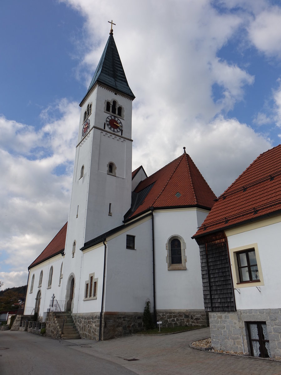 Wildenranna, kath. Pfarrkirche Maria Schmerzensmutter, erbaut von 1904 bis 1906 in Formen der Romanik und Gotik (21.10.2018)