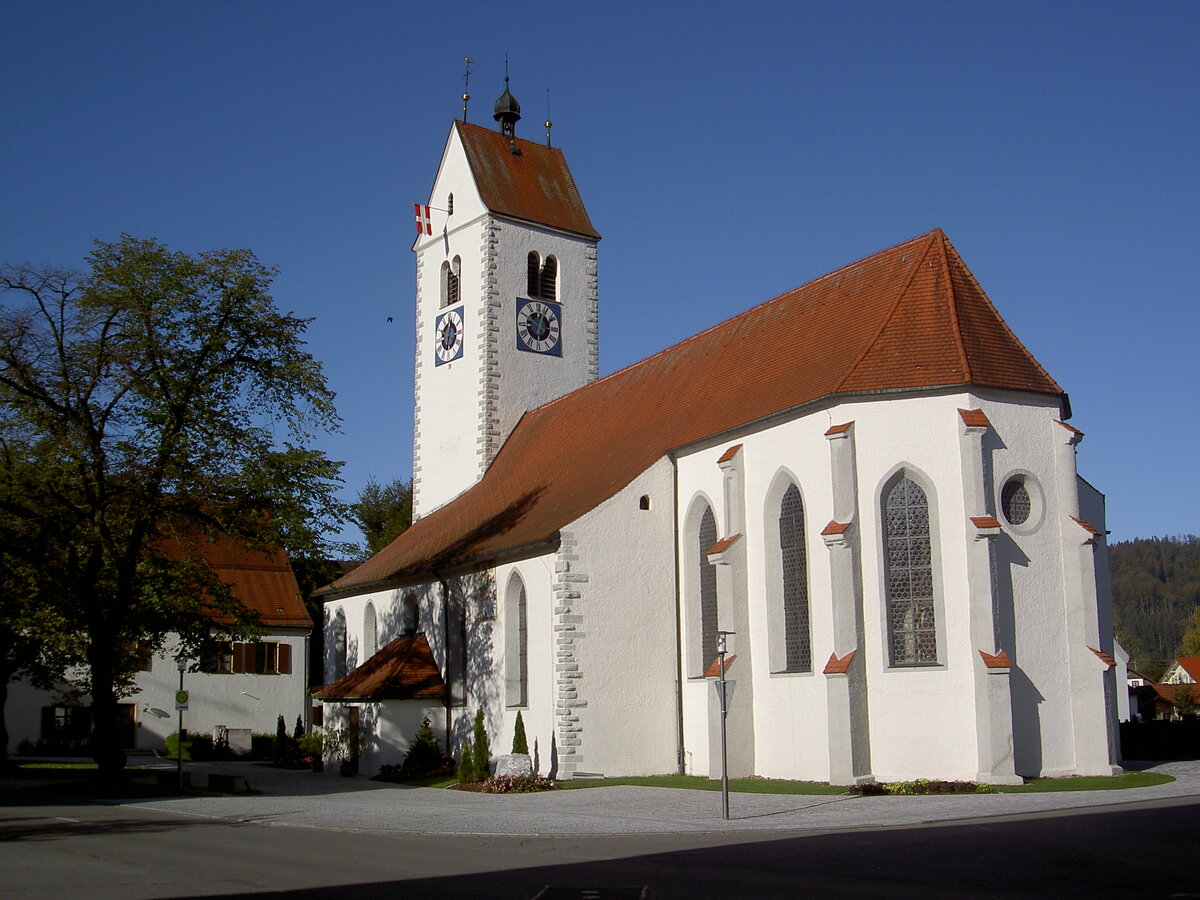 Wildpoldsried, Pfarrkirche St. Georg und Mauritius. Dreischiffige Hallenkirche mit eingezogenem Chor und westlichem Satteldachturm,
erbaut im 15. Jahrhundert, Kirchturm von 1595, umgestaltet 1725 und von 1881 bis 1884 (16.10.2011)