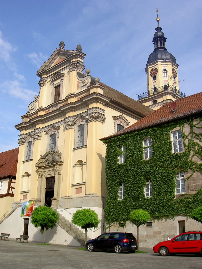 Wilhermsdorf, Ev. St. Martin und Maria Kirche, dreischiffige barocke Hallenkirche, erbaut von 1706 bis 1714, Nordturm mit Haubendach und Schaufassade (10.08.2014)