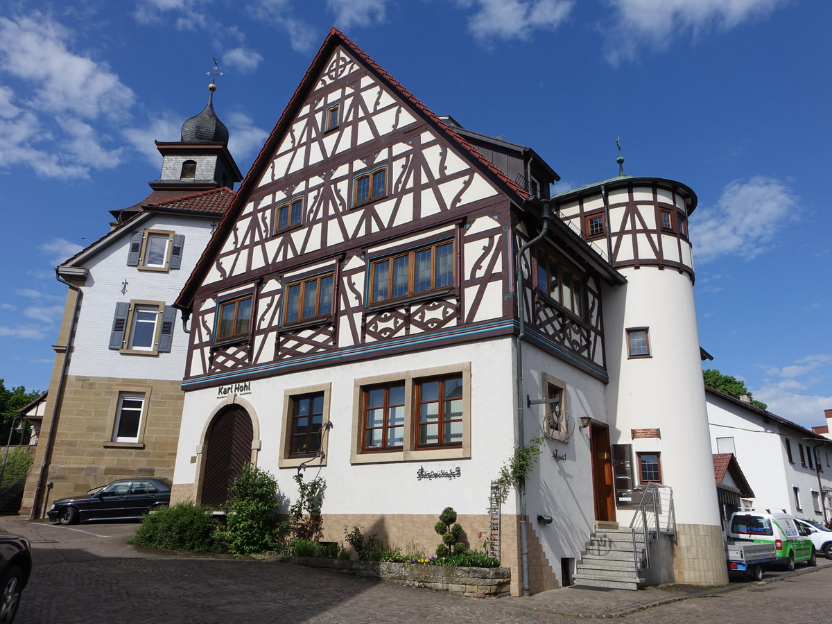 Willsbach, Fachwerkhaus und evangelische St. Georgskirche von 1486 (29.04.2018)