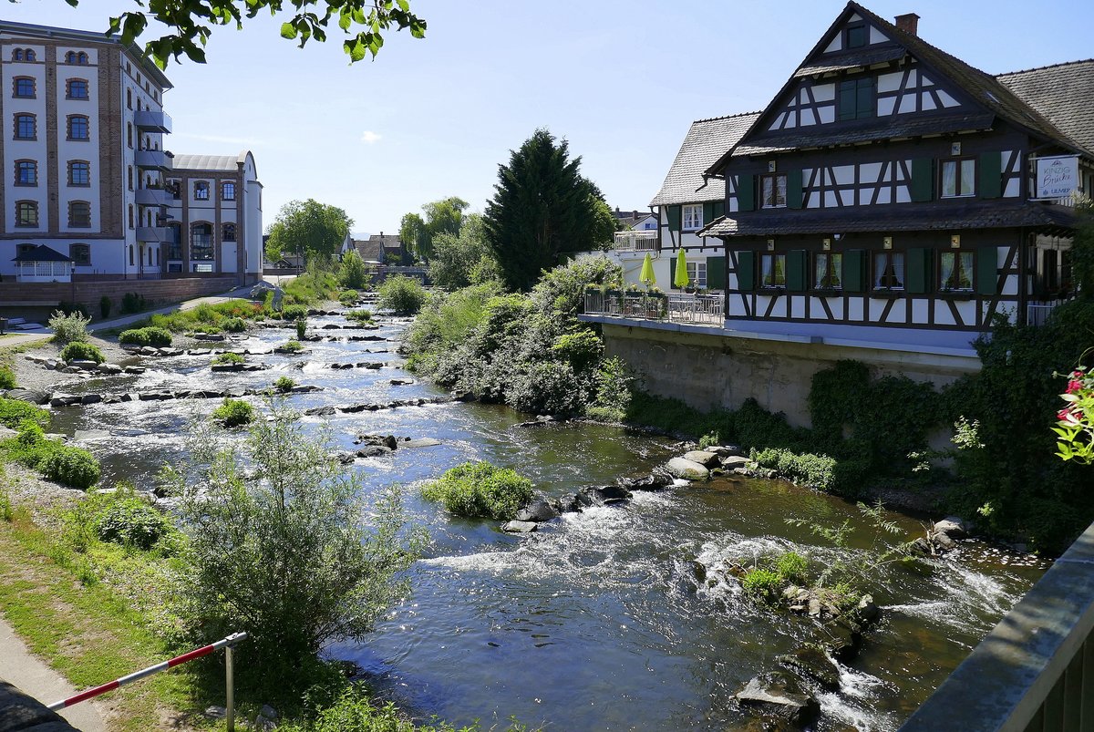 Willsttt, die aus dem Schwarzwald kommende Kinzig durchfliet den Ort, rechts das Gasthaus  Kinzigbrcke , links das ehemalige Mhlengebude, jetzt Rathaus, Mai 2020