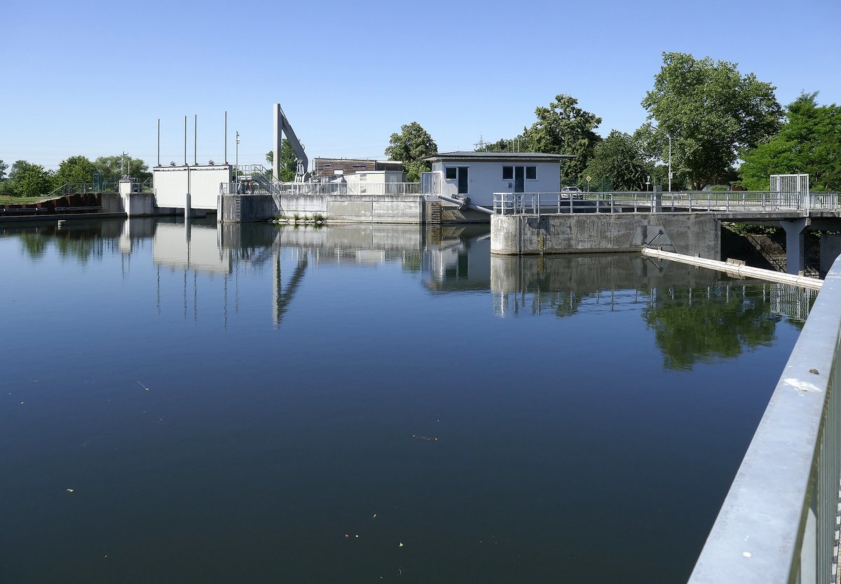 Willsttt, das Kinzig-Stauwehr vor der Stadt, zur Regulierung des Wasserstandes, erbaut 1956-58, Mai 2020