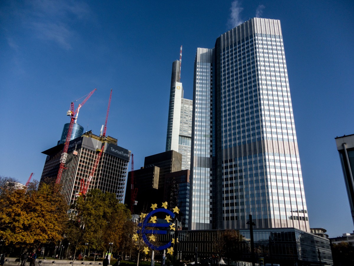 Willy-Brandt Platz (Frankfurt am Main), falls der Himmel frei ist. (13.11.2012)