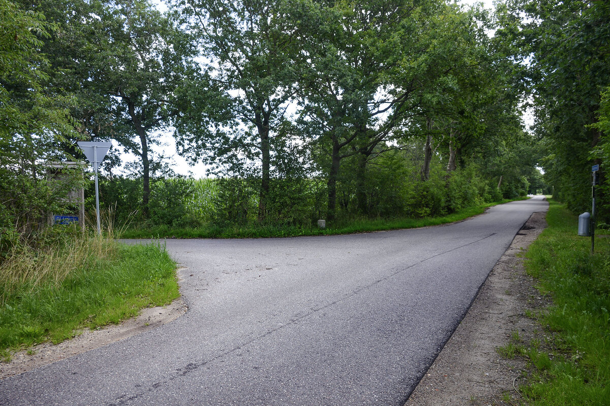 Wilmkjerweg in der Gemeinde Handewitt. Die Strae befindet sich auf deutschem Hoheitsgebiet, aber das Gebiet rechts im Bild ist dnisches Hoheitsgebiet. Aufnahme: 28. Juli 2023.