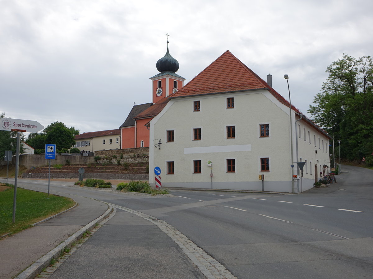 Wilting, Rathaus und sptgotische Pfarrkirche St. Leonhard (05.06.2017)
