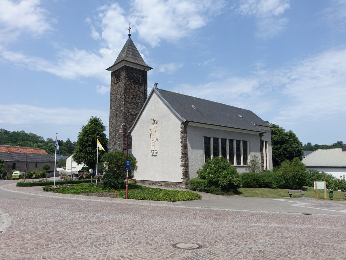 Wilwerwiltz, Pfarrkirche St. Willibrord Kirche in der Burregaass (19.06.2022)