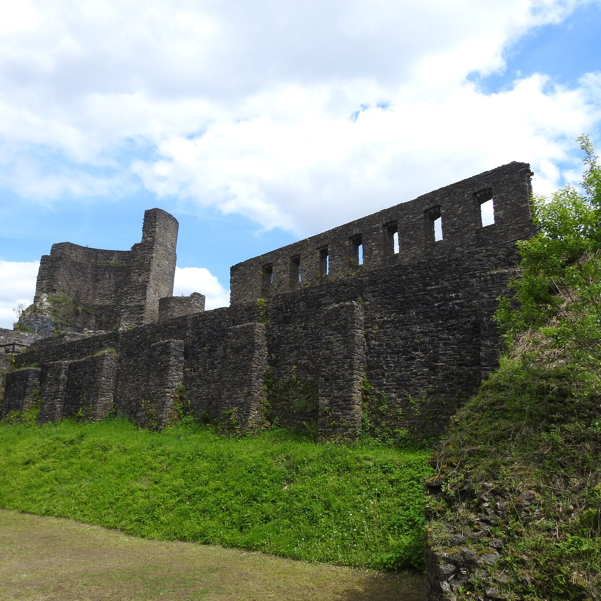 WINDECK/RHEIN-SIEG-KREIS-BURGRUINE
Als Hhenburg,1174 erstmals erwhnt im Besitz der Landgrafen von Thringen,liegt die Ruine auf einem
Felssporn oberhalb von Alt-Windeck und bietet herrliche Ausblicke auf die SIEG-Landschaft,
hier am 21.5.2017...