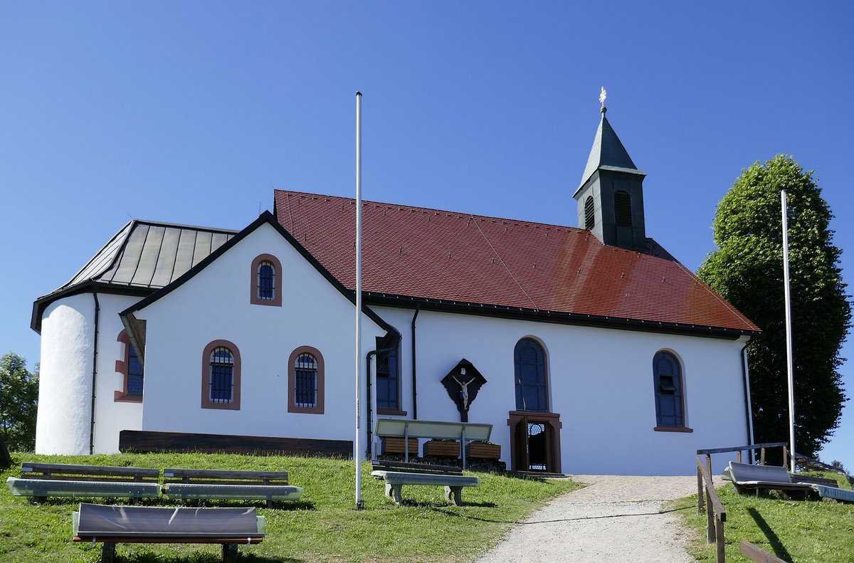 Winden imElztal/Schwarzwald, auf dem Gipfel des 907m hohen Hrnleberges steht die Wallfahrtskirche  Unserer Lieben Frau vom Hrnleberg , 1469 erstmals urkundlich erwhnt, Juni 2019