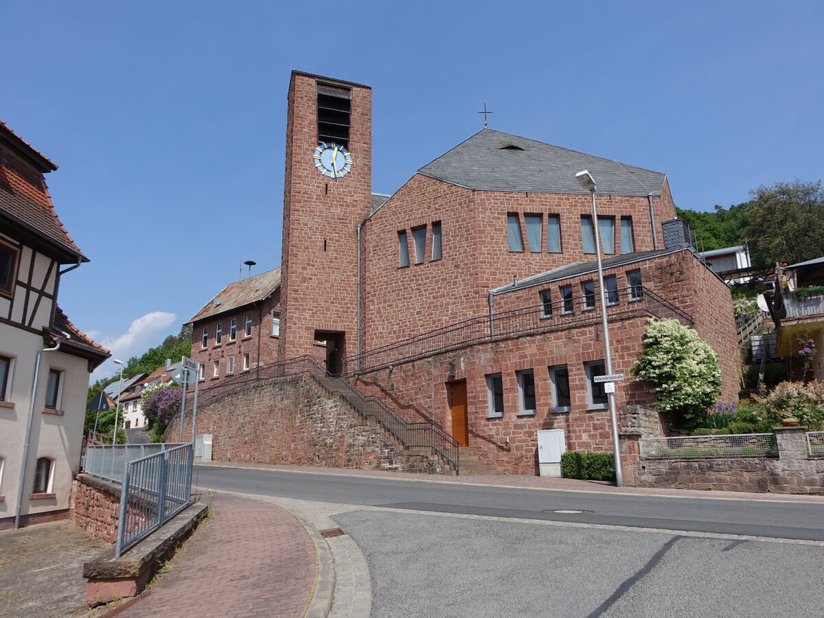 Windheim, Pfarrkirche St. Cyriakus, Stahlbetonbau mit Sandsteinverkleidung, erbaut 1962 (12.05.2018) 