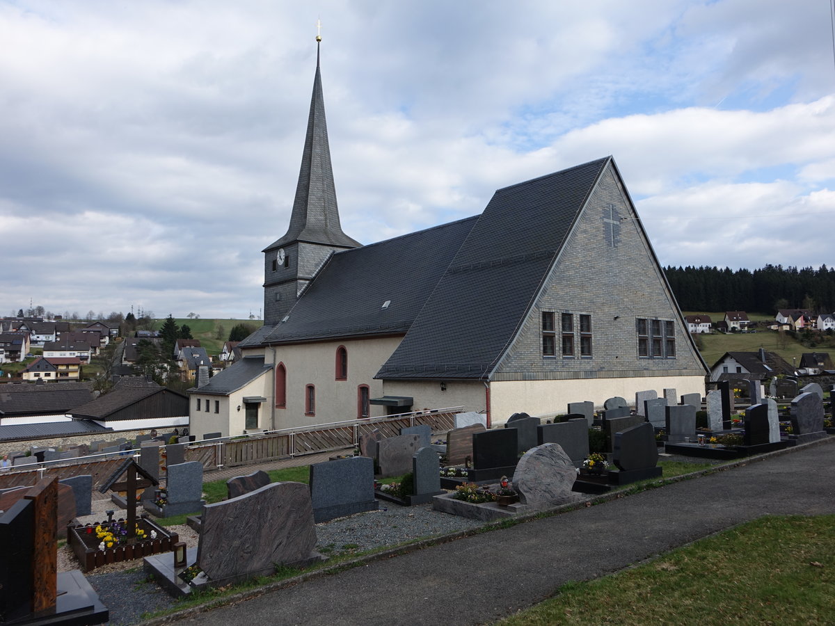 Windheim, Pfarrkirche St. Nikolaus. Eingezogener Chor und Langhaus im Kern sptmittelalterlich, Chorgewlbe 1611–13, Umbauten an Langhaus mit Satteldach und spitzbehelmtem Chorturm 1705–09 (14.04.2017)