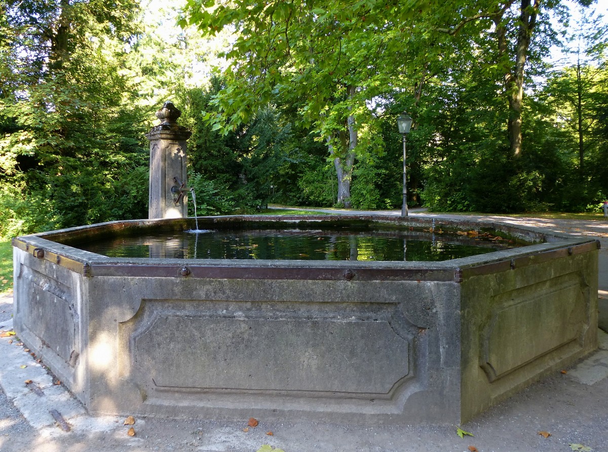Windisch, historischer Brunnen an der Klosterkirche, Sept.2015