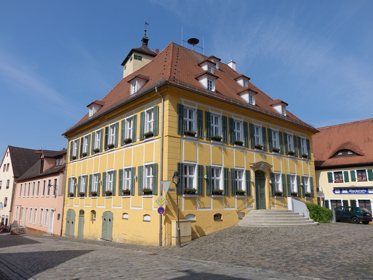 Windsbach, ehemaliges markgrfliches Amtshaus, Zweigeschossiger Walmdachbau ber hohem Sockelgeschoss, erbaut von 1736 bis 1737 (26.05.2016)