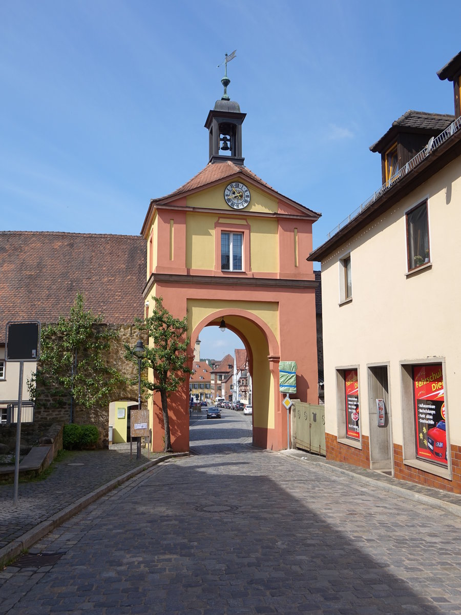 Windsbach, Oberes Tor oder Schwabacher Tor, Torturm mit Dreiecksgiebel und Laterne, 
erbaut 1728 (26.05.2016)