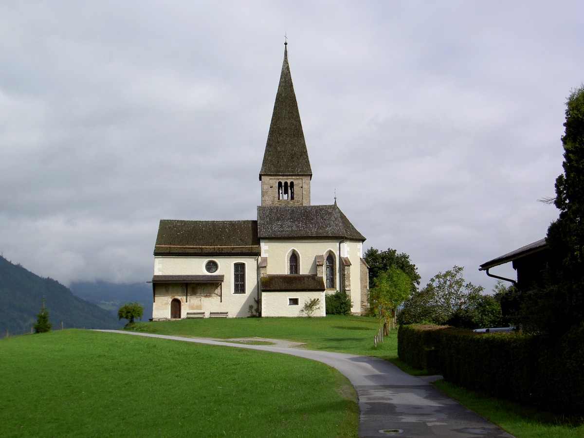 Winkl bei Bischofshofen, Pfarrkirche St. Primus und Felizian auf dem Kreuzberg, romanisches Langhaus mit Flachdecke, gotischer Chor, Fresken an der sdlichen Langhauswand (01.08.2014)